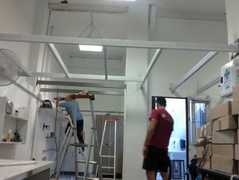 Toldos Antón hombre realizando estructura para construcción 