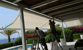 Toldos Antón personas haciendo la instalación de toldo