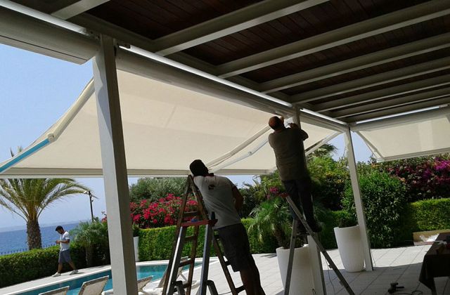 Toldos Antón personas haciendo la instalación de toldo