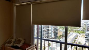 Toldos Antón estores opacos en habitación 
